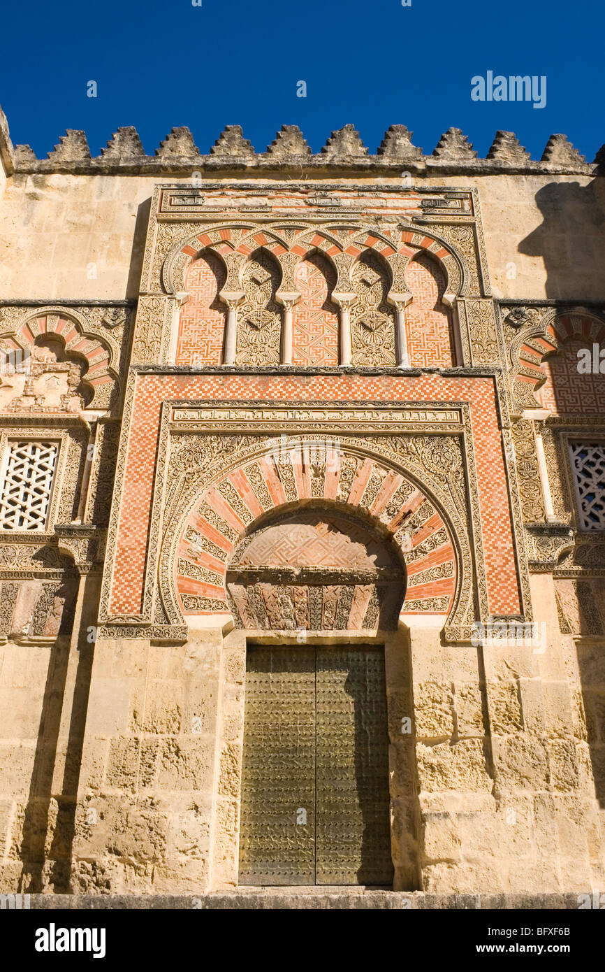 Cordoba Spagna Dettaglio di Puerta de San Ildefonso nella parete ovest della Grande Moschea Foto Stock
