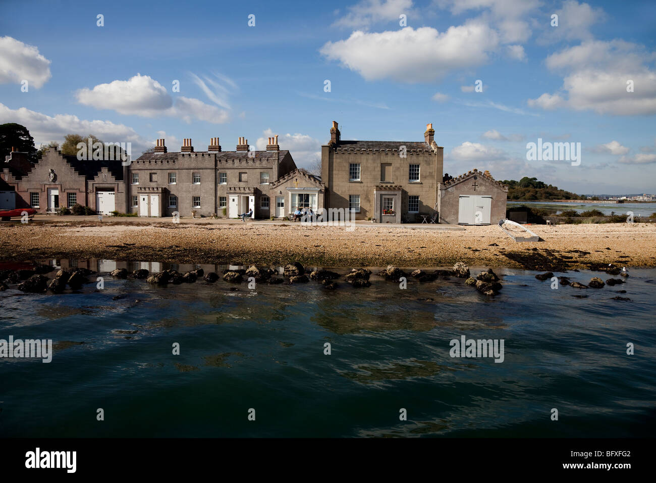 Vista di Brownsea Island edifici storici da barca, vacanza, il Centro Visitatori della Casa di scoiattolo rosso Foto Stock
