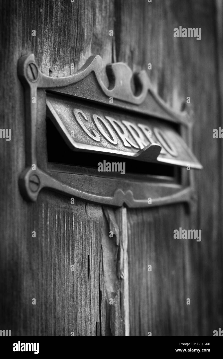 Nella cassetta postale di una vecchia porta di legno Foto Stock