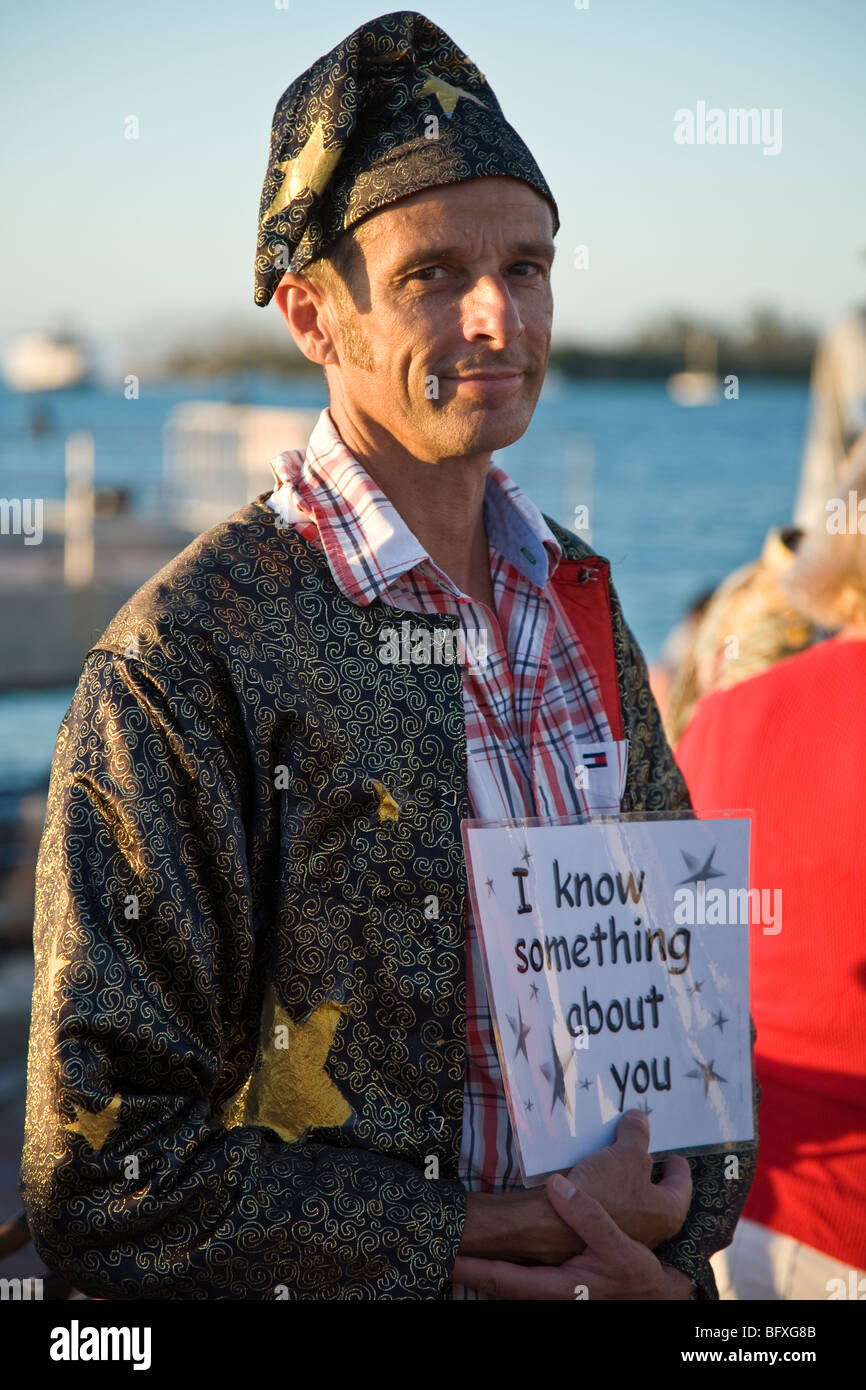 Acrobati, mimi, maghi e musicisti di tutte le descrizioni si riuniscono ogni sera per celebrare il tramonto, Mallory Square Key West FL Foto Stock
