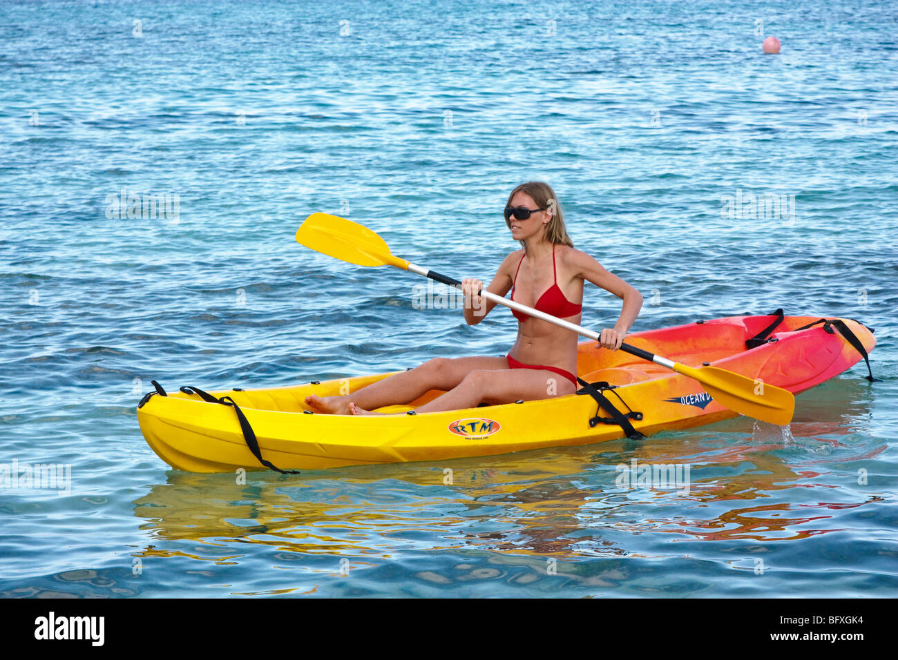 Giovane donna kayak tra le barriere coralline nell'Oceano Atlantico, Caraibi Cuba Foto Stock