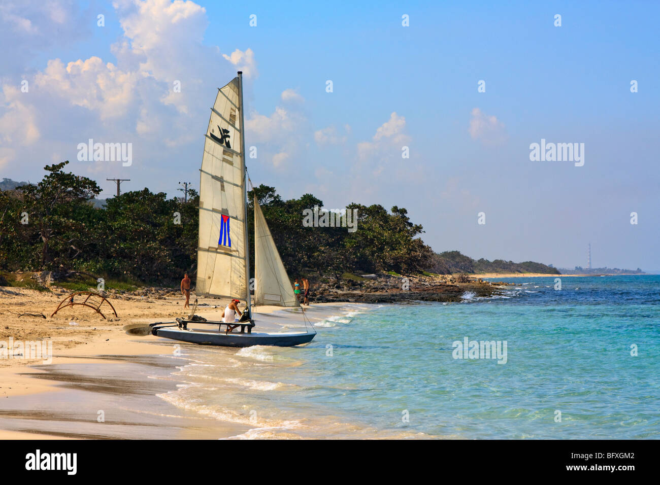 Barca a vela cubano con nazionale bandiera cubana sulla vela Foto Stock