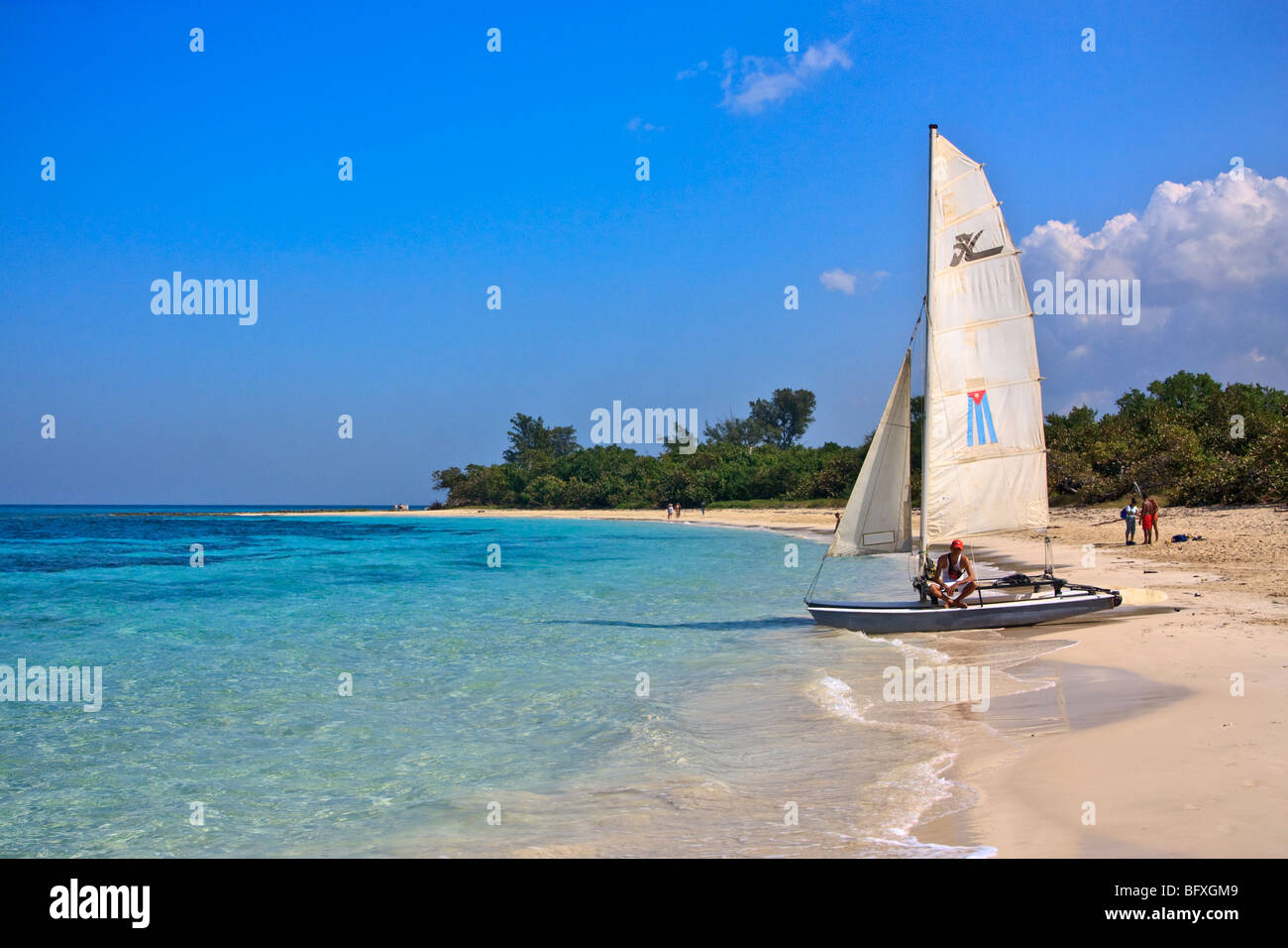 Barca a vela cubano con nazionale bandiera cubana sulla vela Foto Stock
