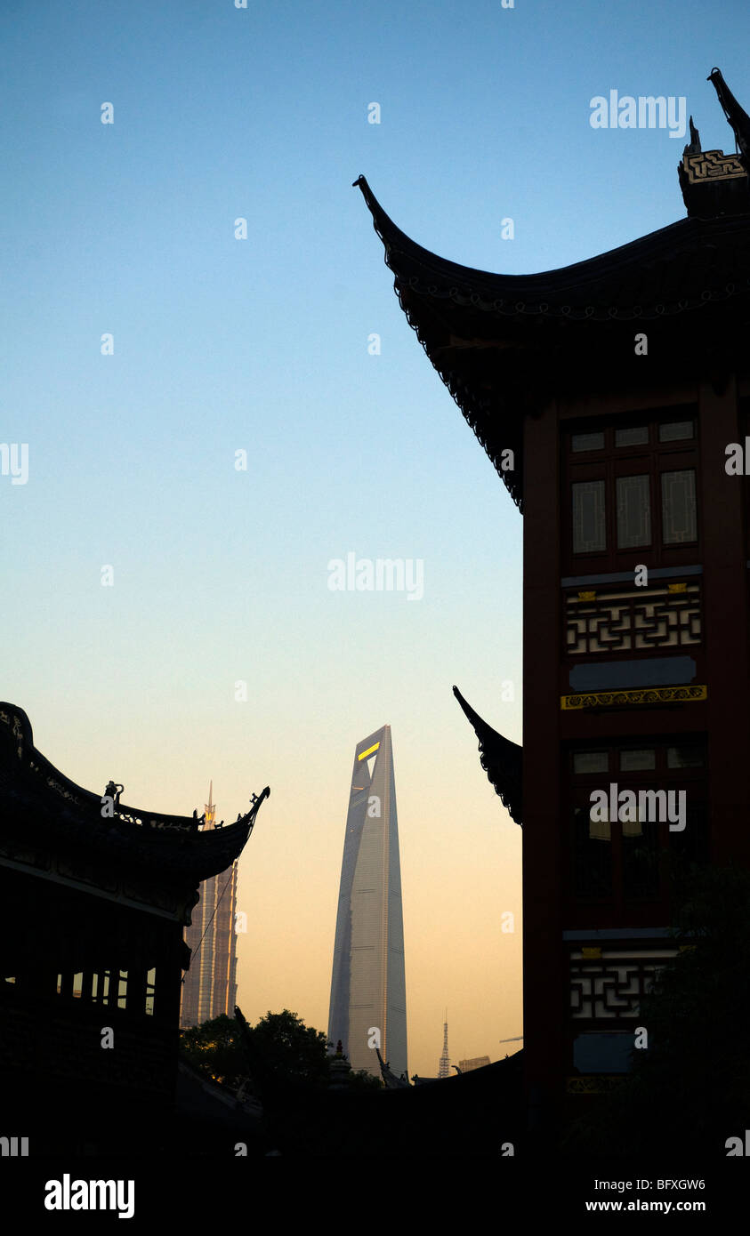 Distretto di Nanshi Yu Yuan Bazaar e Shanghai World Financial al tramonto Foto Stock