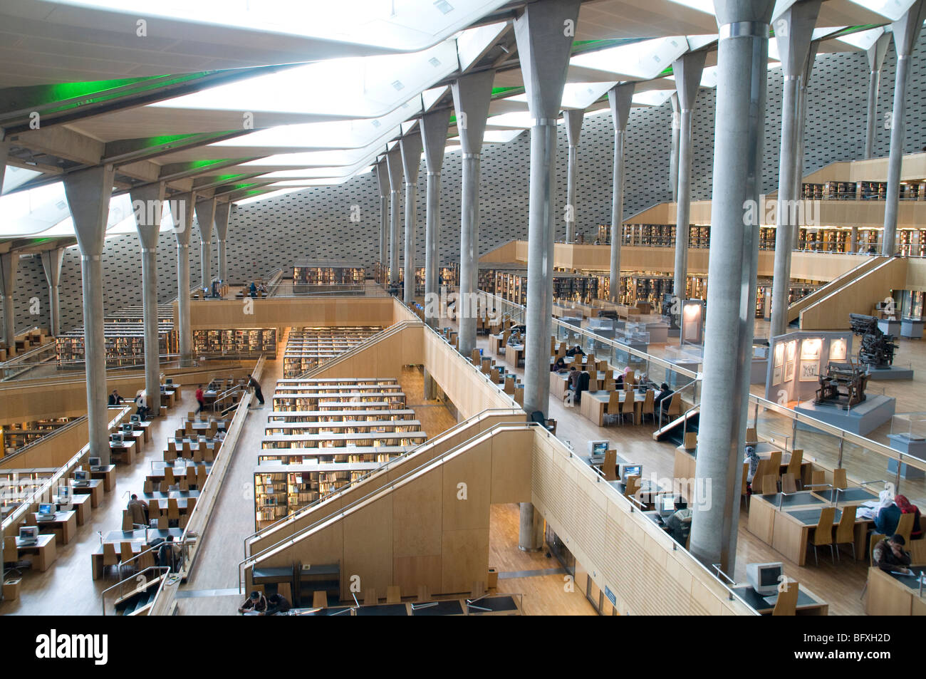 La Rotunda interiore della Bibliotheca Alexandrina libreria, un centro culturale e una delle più grandi biblioteche nel Medio Oriente, in Alessandria, Egitto. Foto Stock
