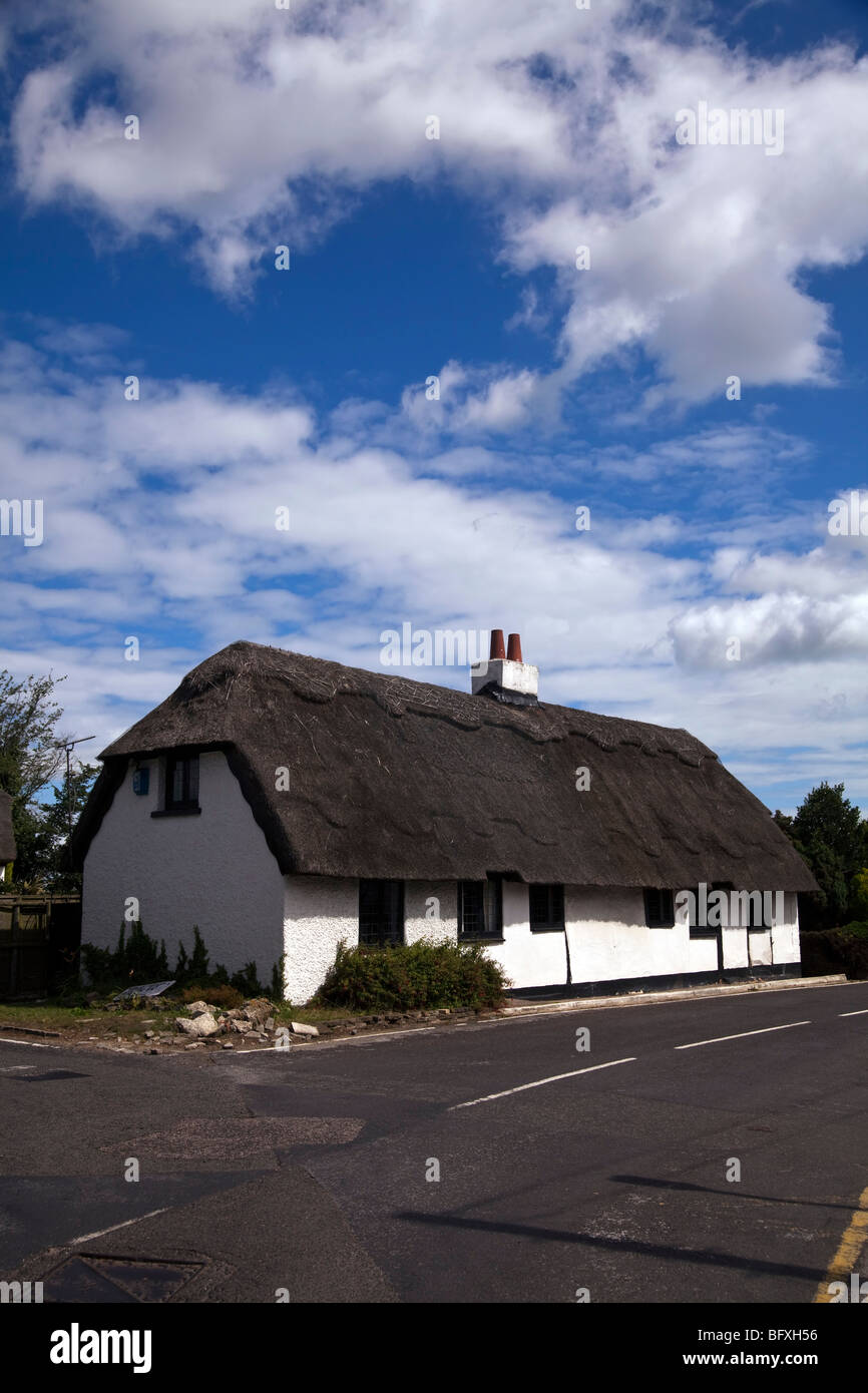 Un pittoresco cottage con il tetto di paglia su una strada nel Kent vicino a Canterbury in Inghilterra Foto Stock