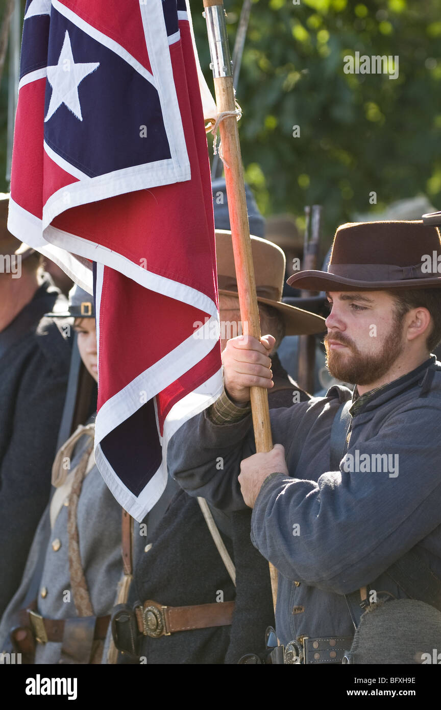 Scene da una guerra civile rievocazione della battaglia di Gettysburg; soldato confederato tenendo la bandiera Confederate Foto Stock