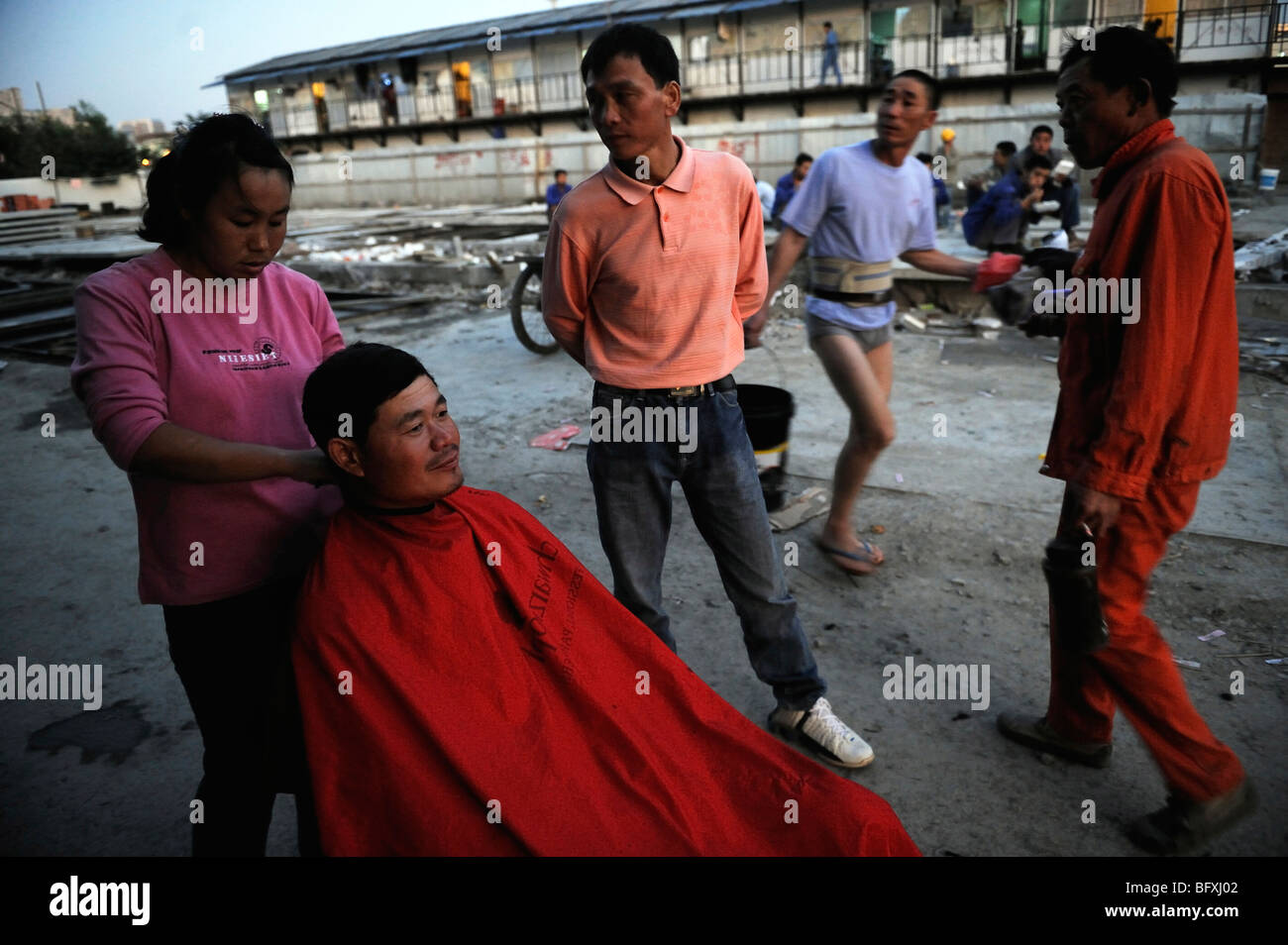Ms Huang il taglio di capelli per lavoratori presso il cantiere per la costruzione della Shanghai Expo 2010.15-ott-2009 Foto Stock
