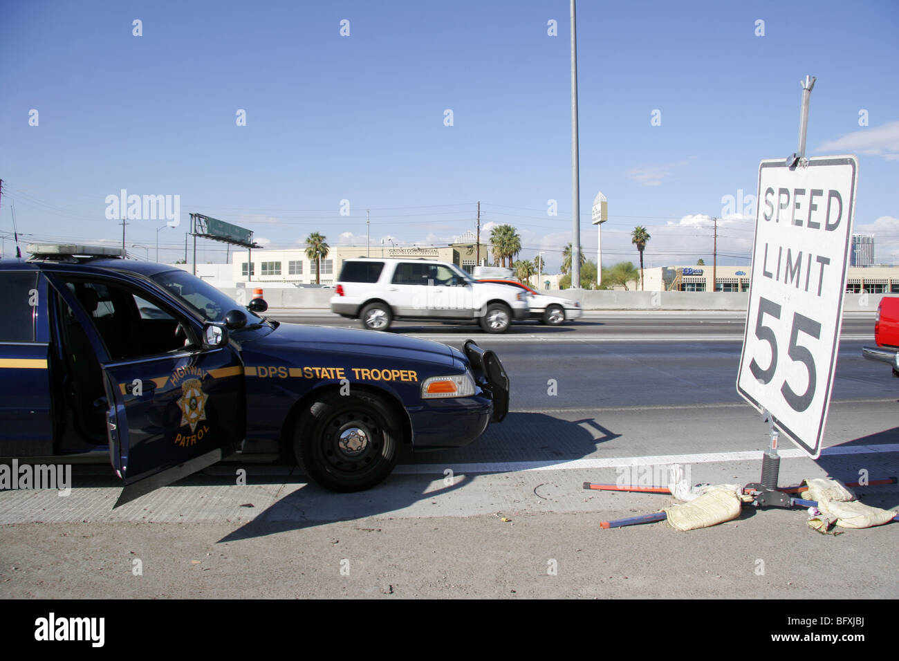 Nevada Highway Patrol Trooper stato veicolo tramite il segnale di limite di velocità a Las Vegas. Foto Stock