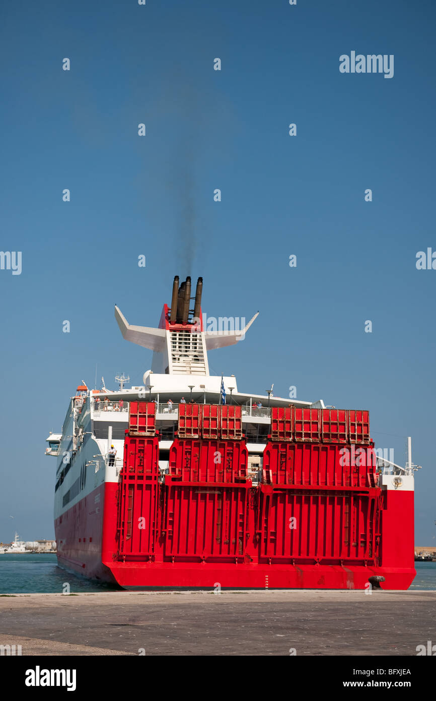 Big Red e white traghetto nel porto Foto Stock