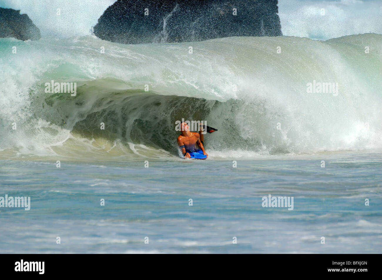 Grande onda barreling, corpo boarder, kekaha kai park, kua bay, KAILUA KONA, la Big Island delle Hawaii Foto Stock