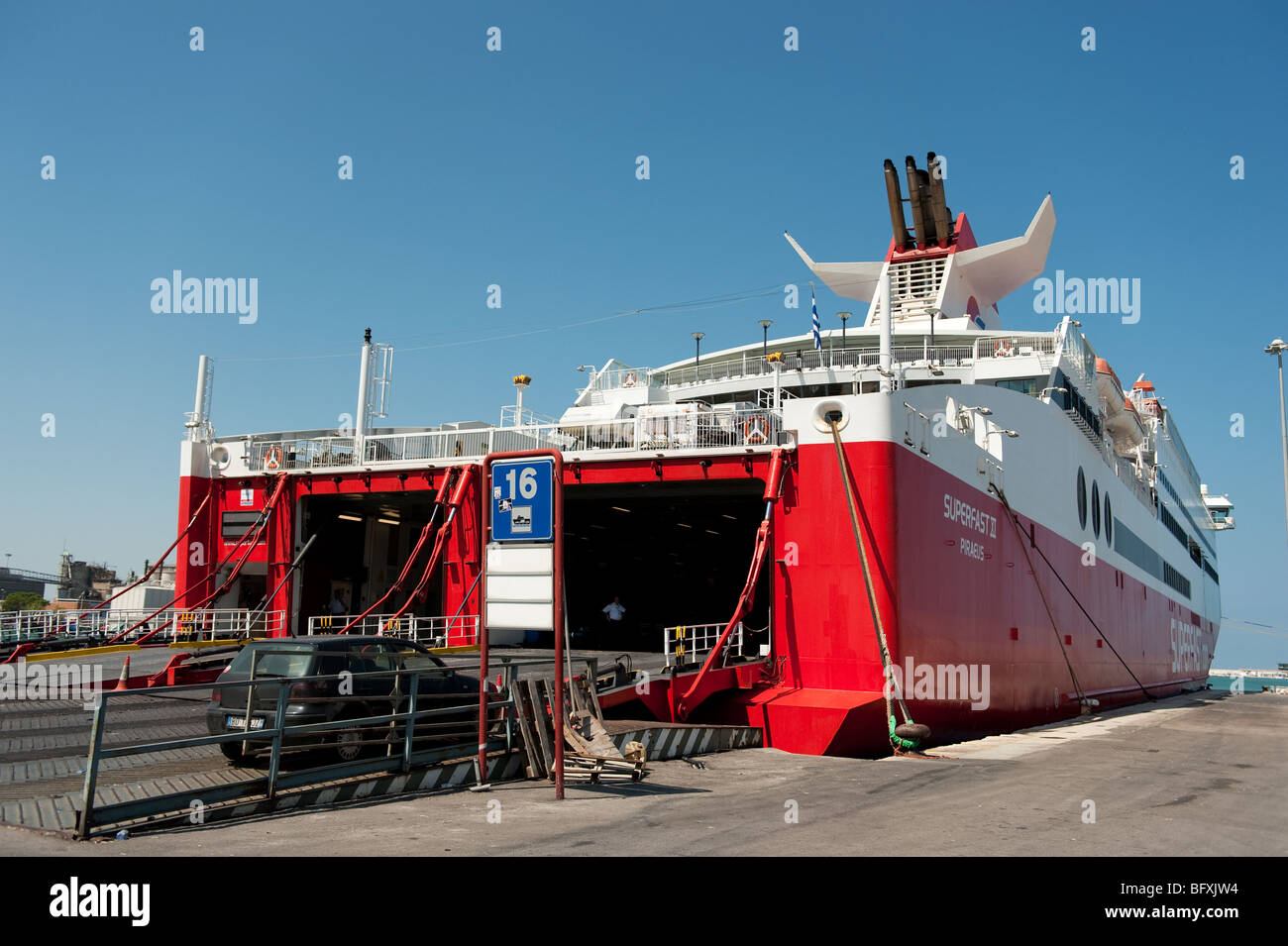 Big Red e white traghetto nel porto Foto Stock