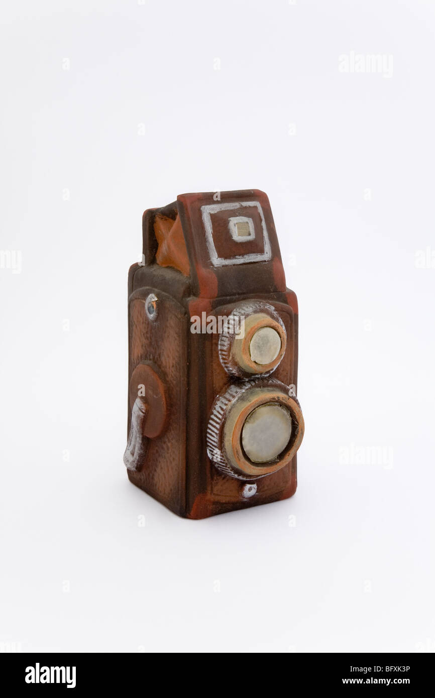 Telecamera di argilla salvadanaio salvadanaio pickaback colorato giocattolo su sfondo bianco twin reflex film roll mirino Foto Stock