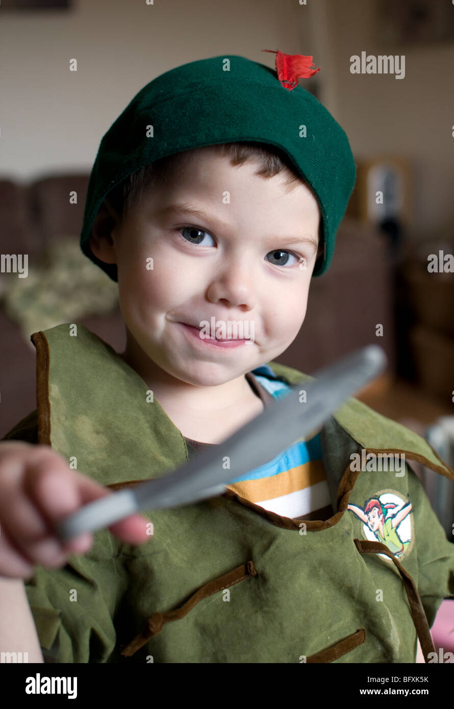 Peter Pan, un piccolo ragazzo che indossa un Peter Pan vestito Foto stock -  Alamy