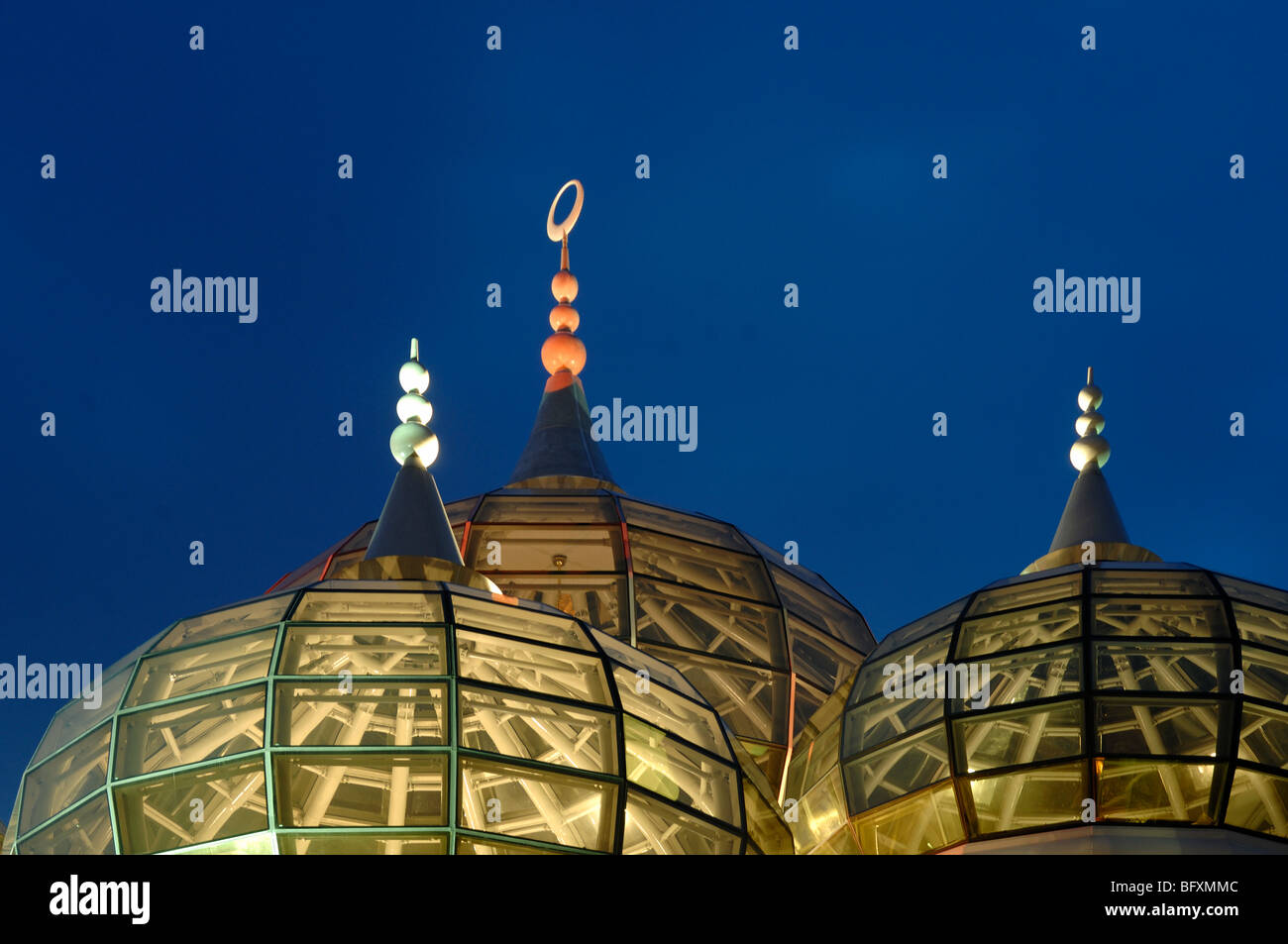 Cupole di vetro illuminate trasparenti della Moschea di cristallo di vetro, o Masjid Kristal, di notte, Kuala Terengganu, Malesia Foto Stock