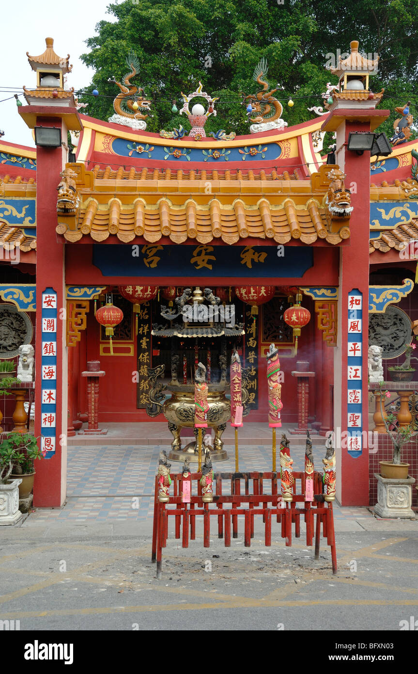 Portale di ingresso a un colorato rosso Cinese Tao o il Tempio Taoista, Chinatown, Kuala Terengganu, Malaysia Foto Stock