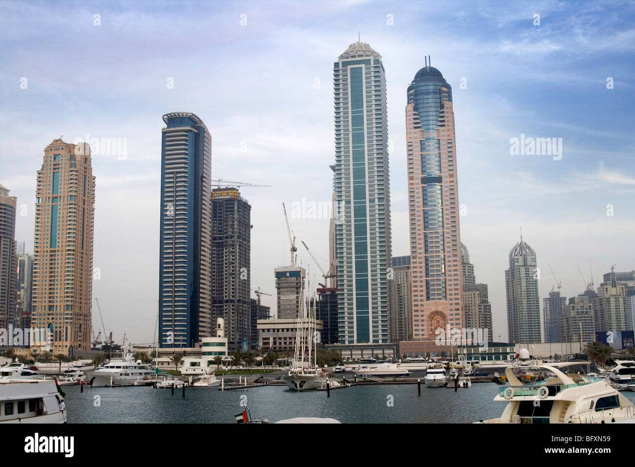 Dubai - grattacieli si affaccia sul mare. Edifici alti e si affaccia su uno dei porti turistici presso la città di Dubai... Tiro al crepuscolo. Foto Stock