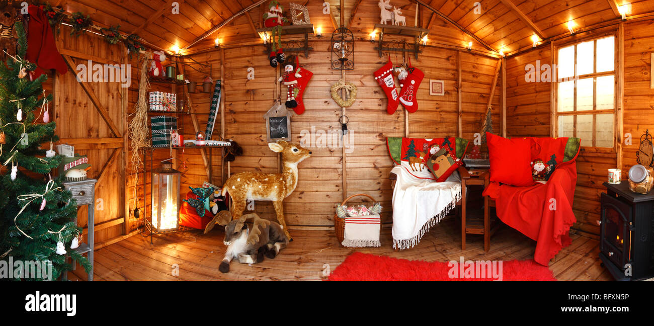 Santa Grotta con addobbi per l'albero sedia stufa e luci - panorama delle immagini unita Foto Stock