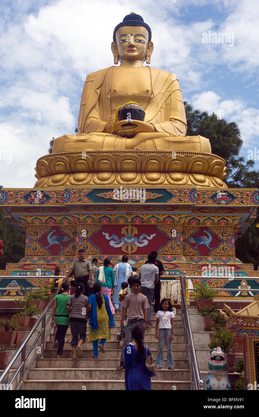 Swayambhunath Stupa è uno del santissimo siti buddisti in Nepal che domina la valle di Kathmandu. Foto Stock