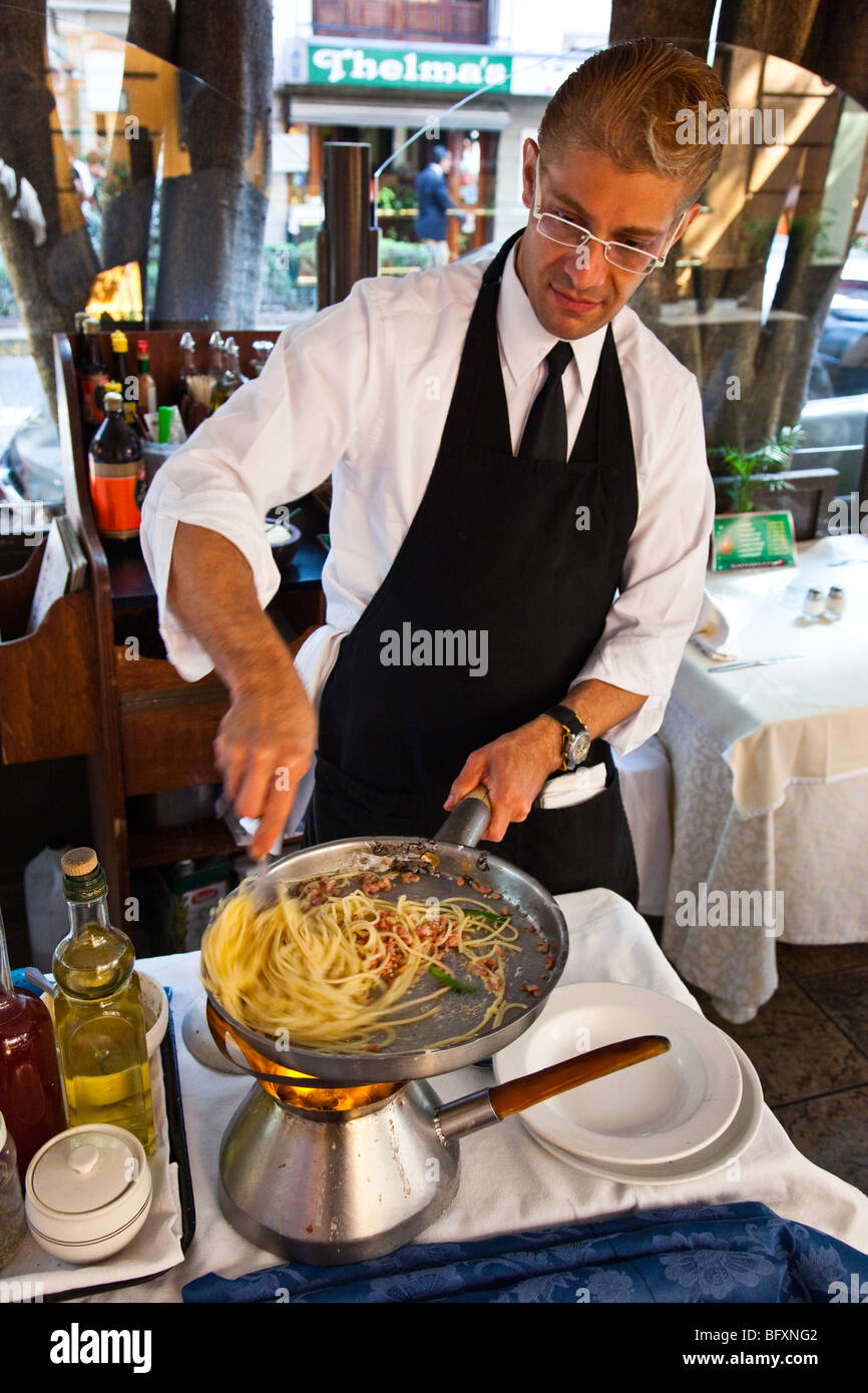 Friggere la pasta in un elegante ristorante della Zona Rosa di Città del Messico Foto Stock
