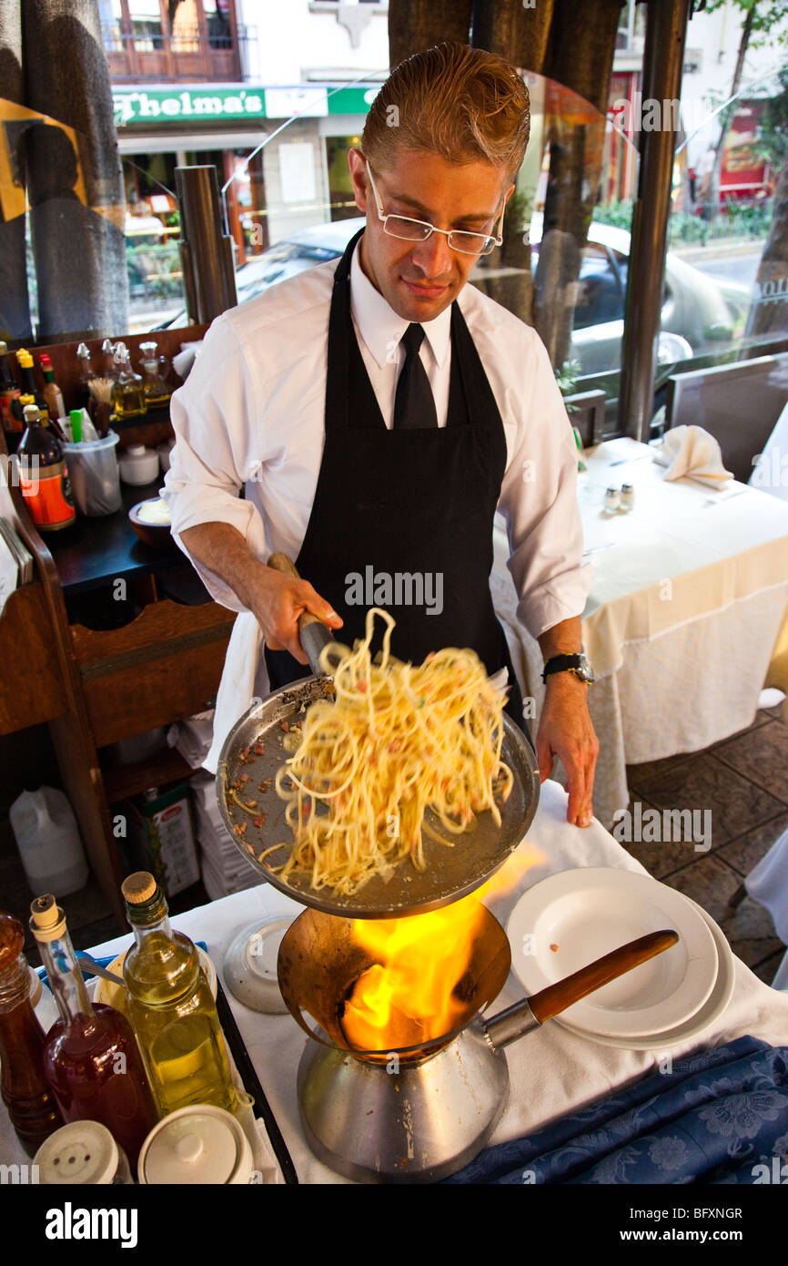 Friggere la pasta in un elegante ristorante della Zona Rosa di Città del Messico Foto Stock