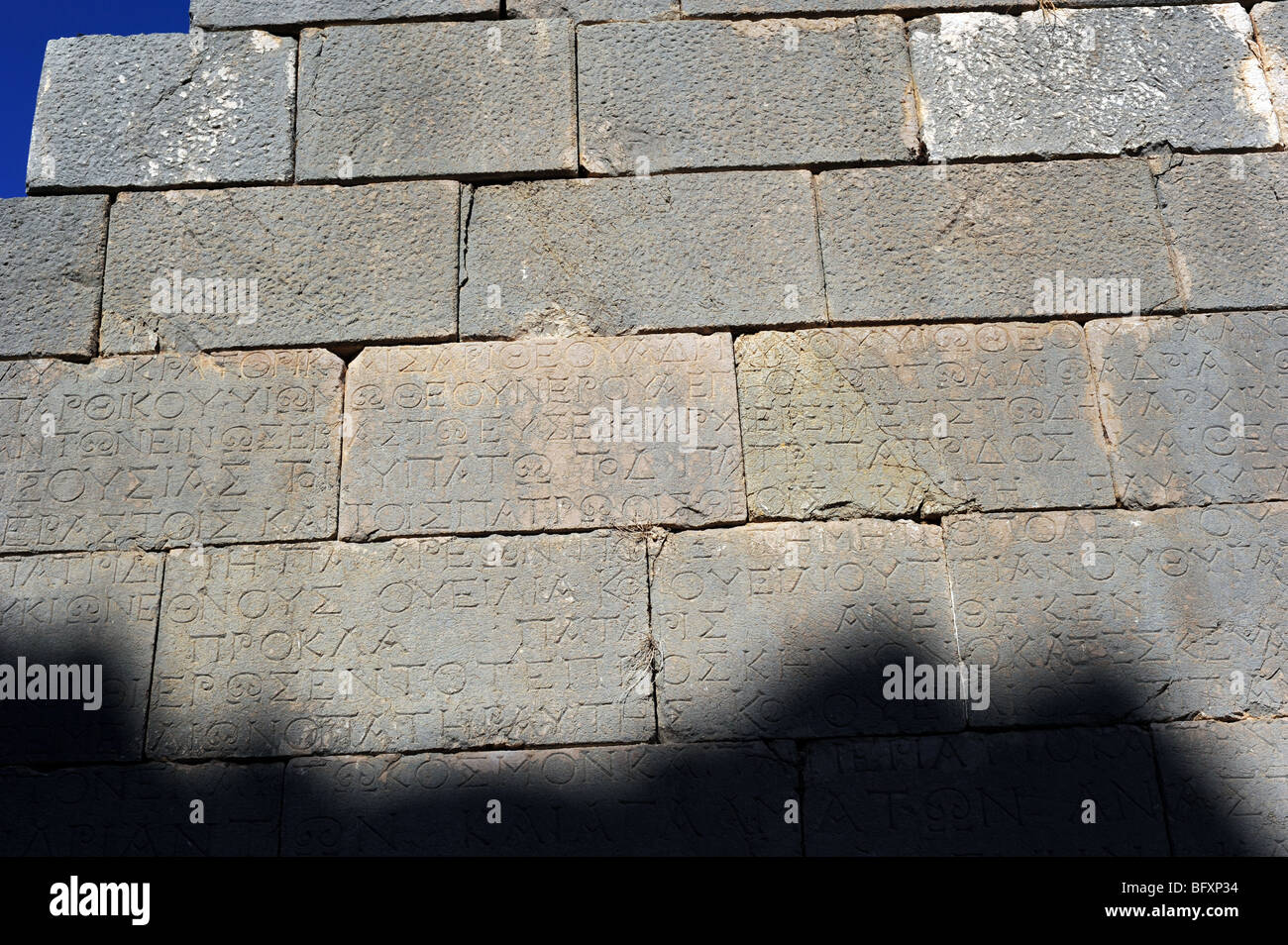 Scrittura antica incisa nella pietra nella città antica di Patara Foto Stock