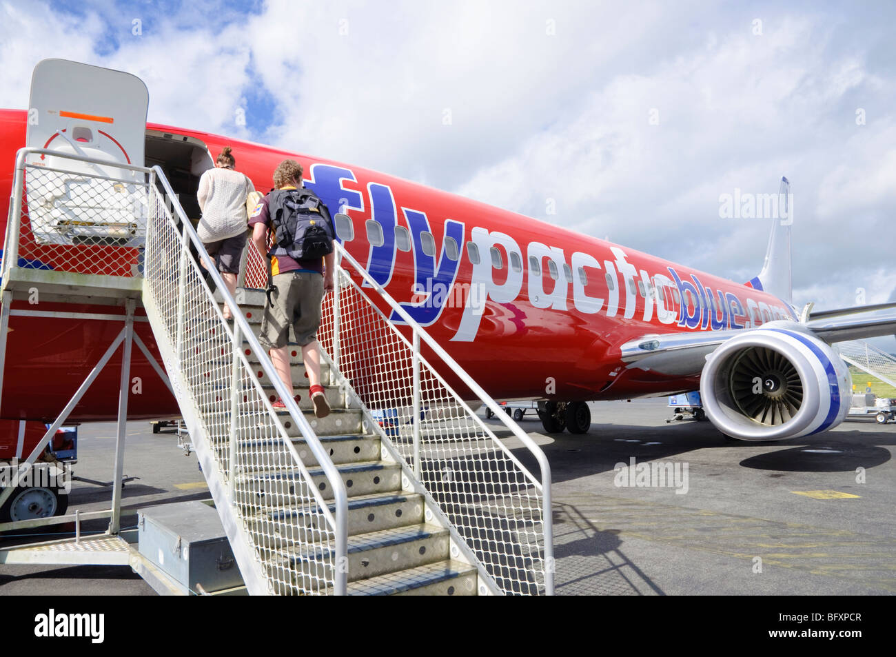 I turisti imbarco Blu Pacifico/Virgin Australia Boeing 737 in corrispondenza di Bauerfield International Airport, Vanuatu, South Pacific. Foto Stock