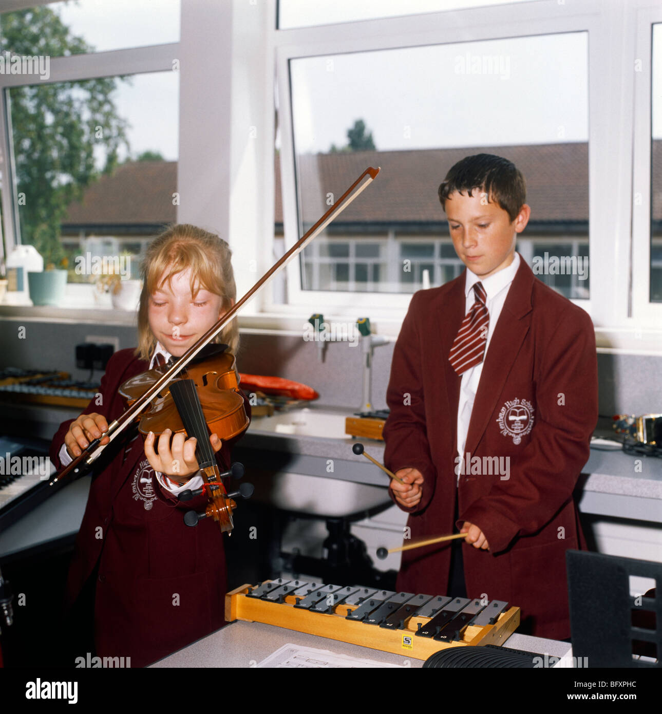 Scuola di Musica di classe studenti suona il violino e xilofono Foto Stock