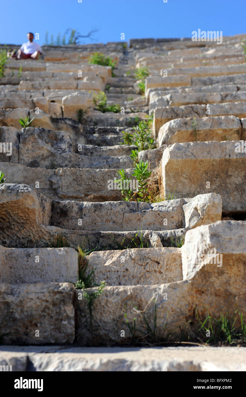 Per turisti in cerca di tutto il antico anfiteatro in rovine a Patara Foto Stock