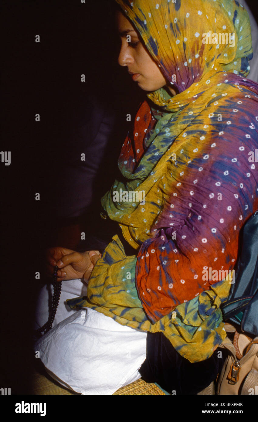 Peckham Londra donna che prega in moschea Foto Stock