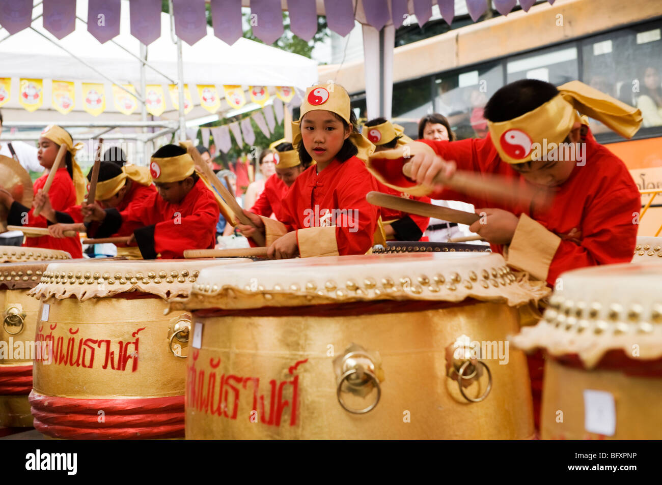 Il capretto con tamburo a battere l'apertura del festival vegetarain rituale in China town, Bangkok, Thailandia. Foto Stock