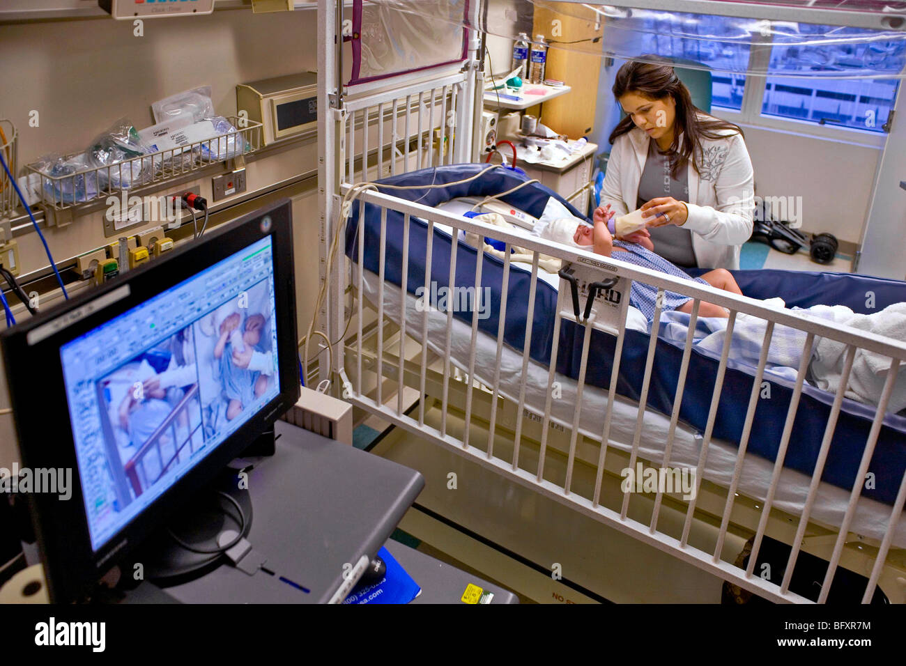 In un ospedale della California, una madre si prende cura di suo Figlio bambino soffre di bifida spinale Foto Stock