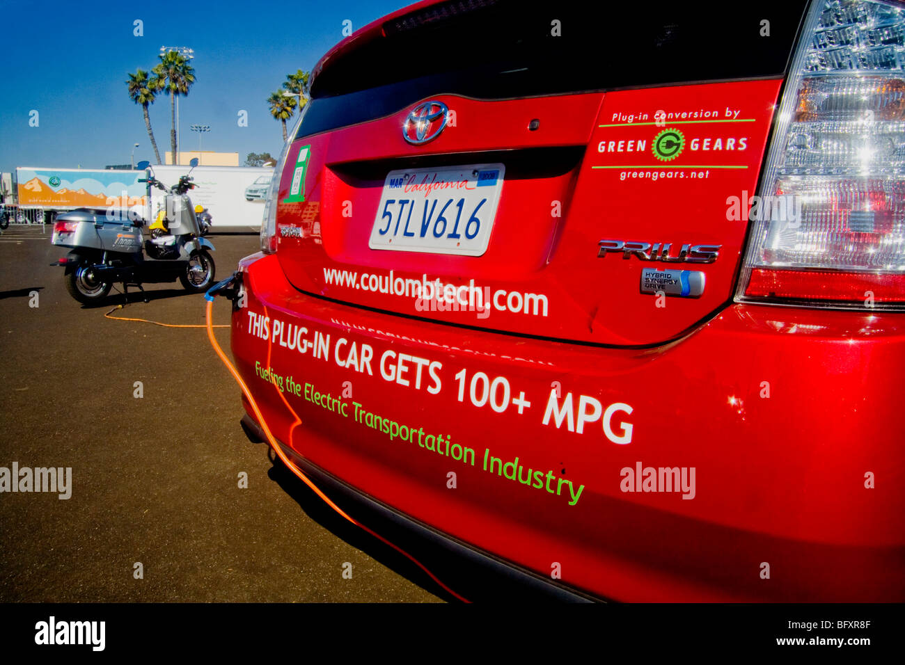Elevato chilometraggio, a bassa o nulla emissione di veicoli sono in mostra a un 'AltCar' (alternativa) auto show di Santa Monica, CA. Foto Stock