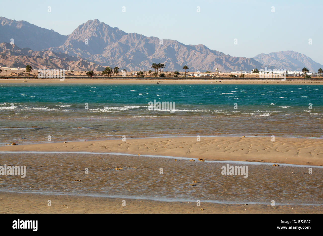 Spiaggia, mare rosso. Egitto, Dahab, la penisola del Sinai. Foto Stock