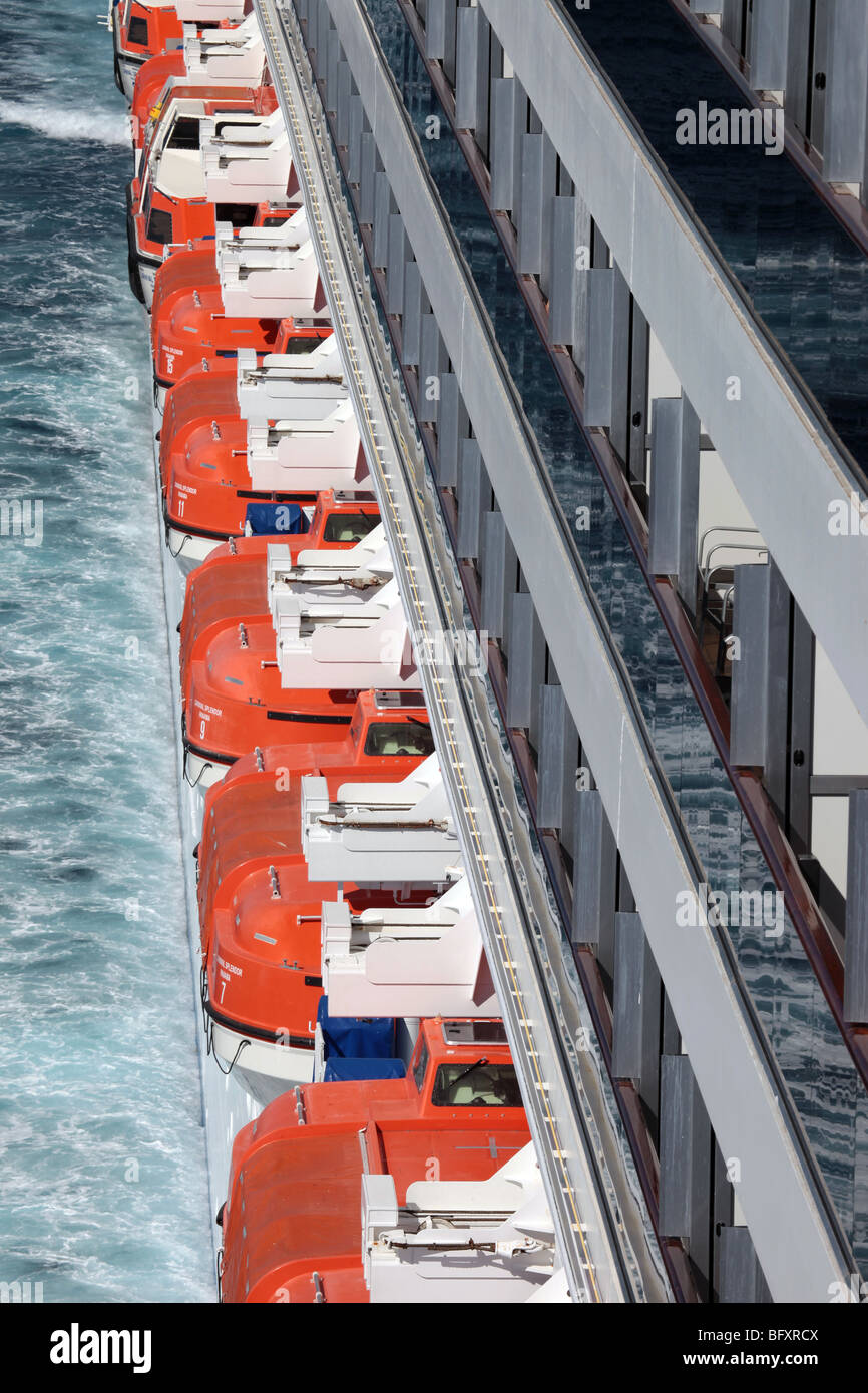 La nave di crociera le imbarcazioni di salvataggio e i balconi e l'oceano wake guardando giù lato della barca. Oceano pacifico passaggio di acqua. Foto Stock