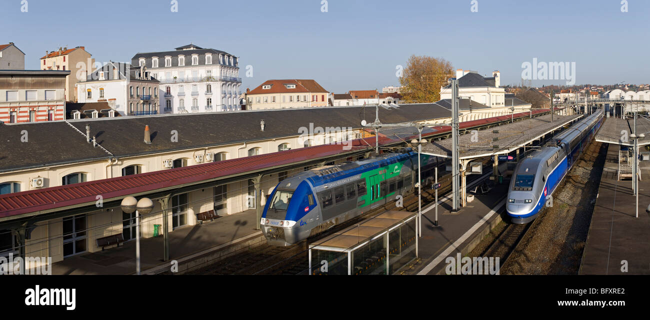 Un treno ad alta velocità in Vichy stazione ferroviaria (Allier - Auvergne - Francia). Il TGV Duplex en Gare SNCF de Vichy (Allier - Francia) Foto Stock