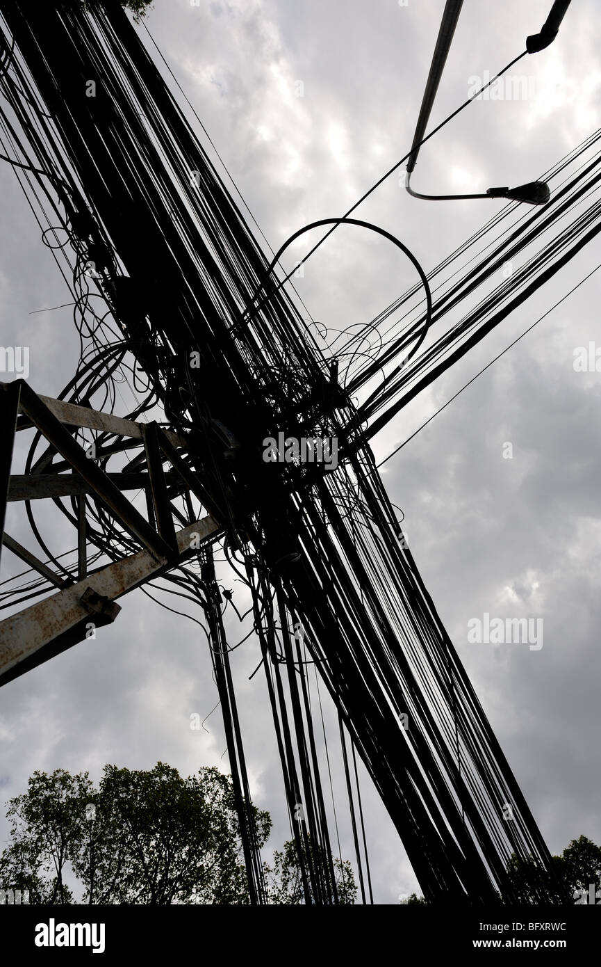 Potenza e linee telefoniche. La città di Ho Chi Minh (Saigon), Vietnam Foto Stock