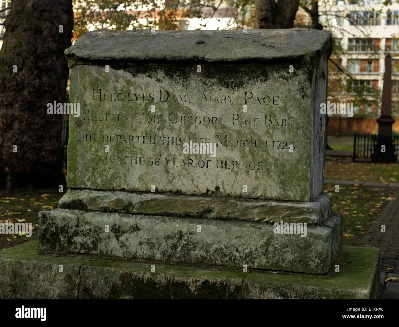 Tomba di Dame Mary Pace che morì 1728 Bunhill sepoltura Ground City Road Londra Inghilterra Foto Stock