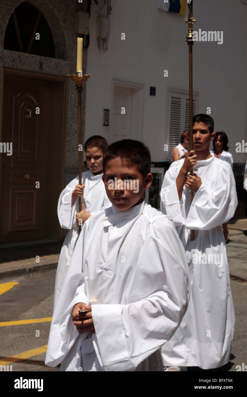 I chierichetti che portano la processione della Virgen de Candelaria in Alcala Isole Canarie Spagna Foto Stock