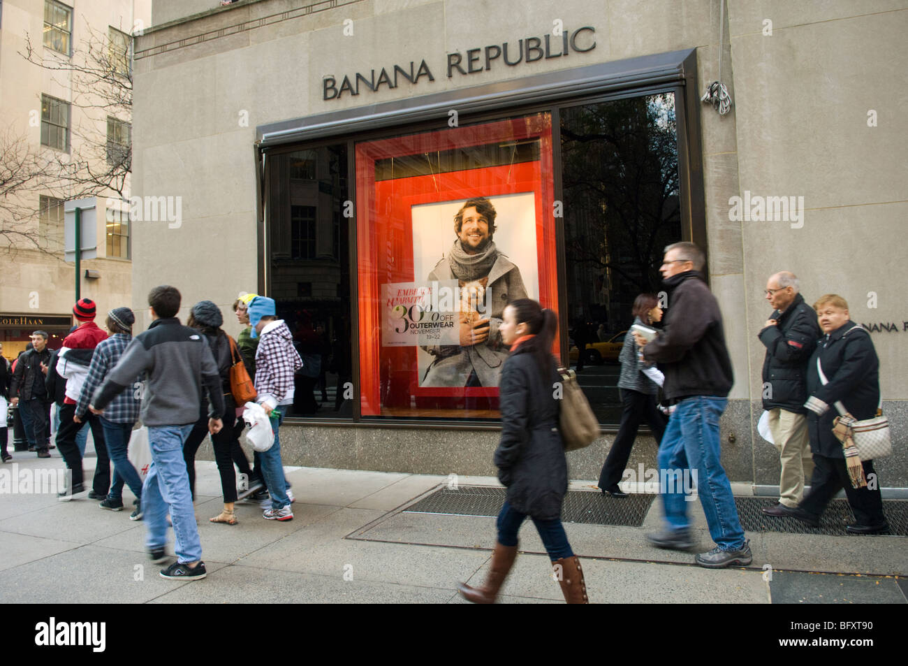 Pedoni passare una repubblica delle banane in negozio il Rockefeller Center di New York Venerdì, Novembre 20, 2009. (© Francesca M. Roberts) Foto Stock