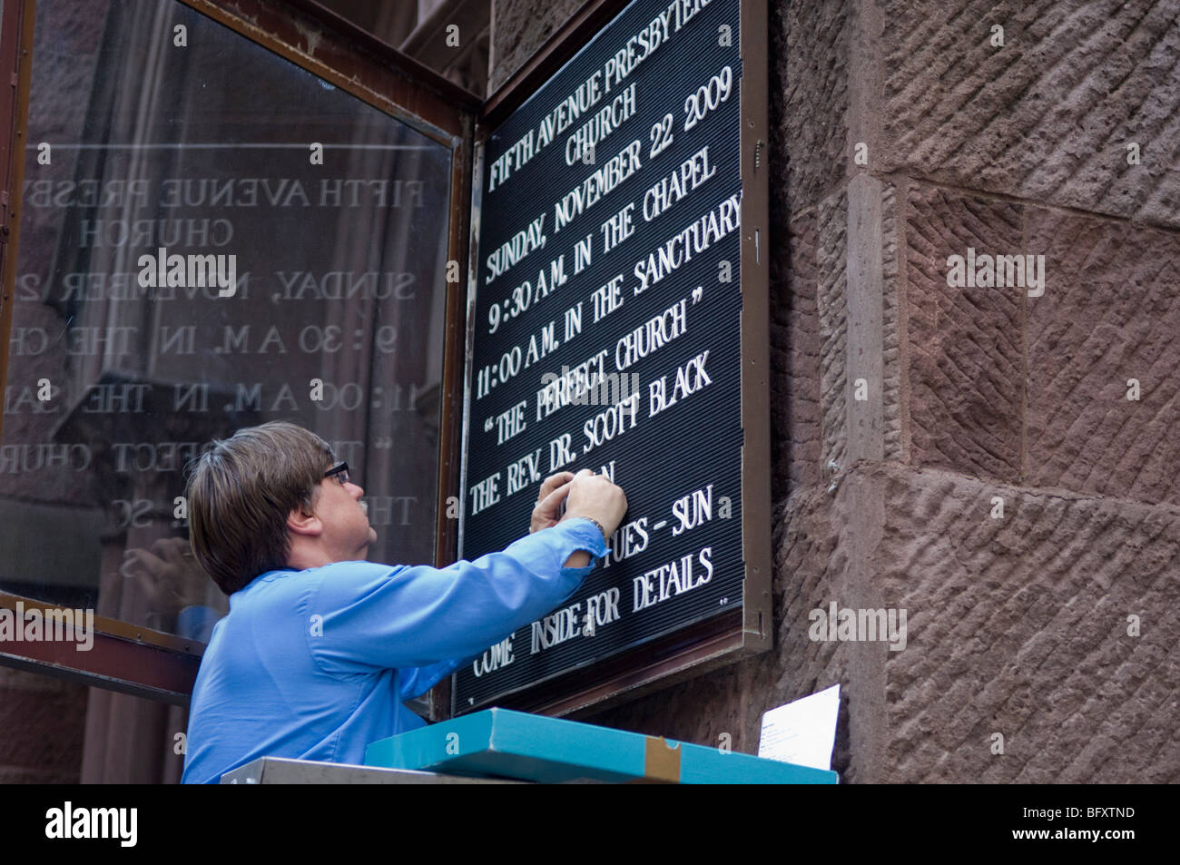 Servizi cartello è aggiornato alla Quinta Avenue Presbyterian Church in New York Foto Stock