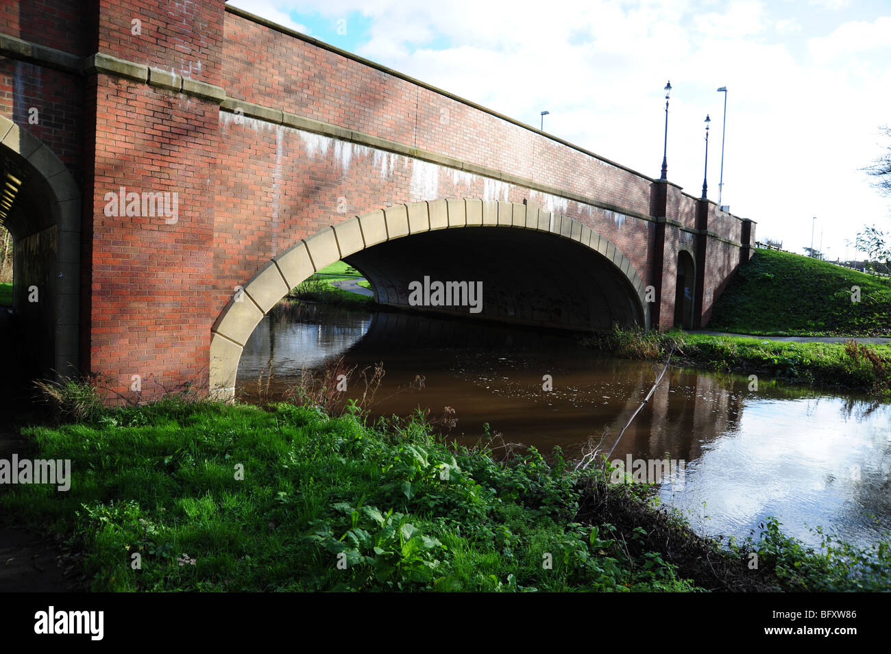 Ponte sul fiume weaver in Nantwich Cheshire che mostra un alto livello delle acque Foto Stock