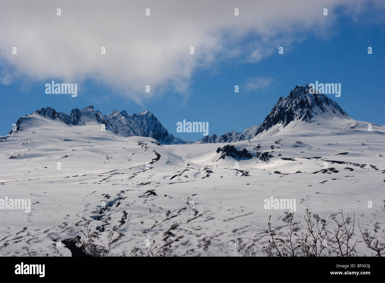 Mountain Pass a Valdez Alaska. La neve non ha ancora fusa in tarda primavera anche se un po' di neve fusa viene leggermente visibile Foto Stock