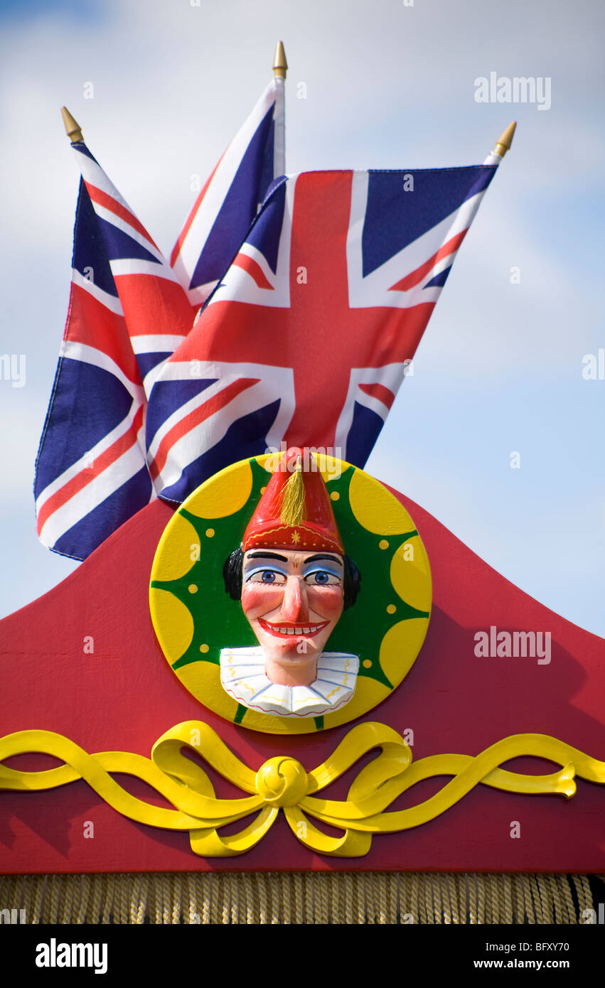 Signor Punch figurina con unione bandiere dietro. Sussex, Inghilterra. Foto Stock