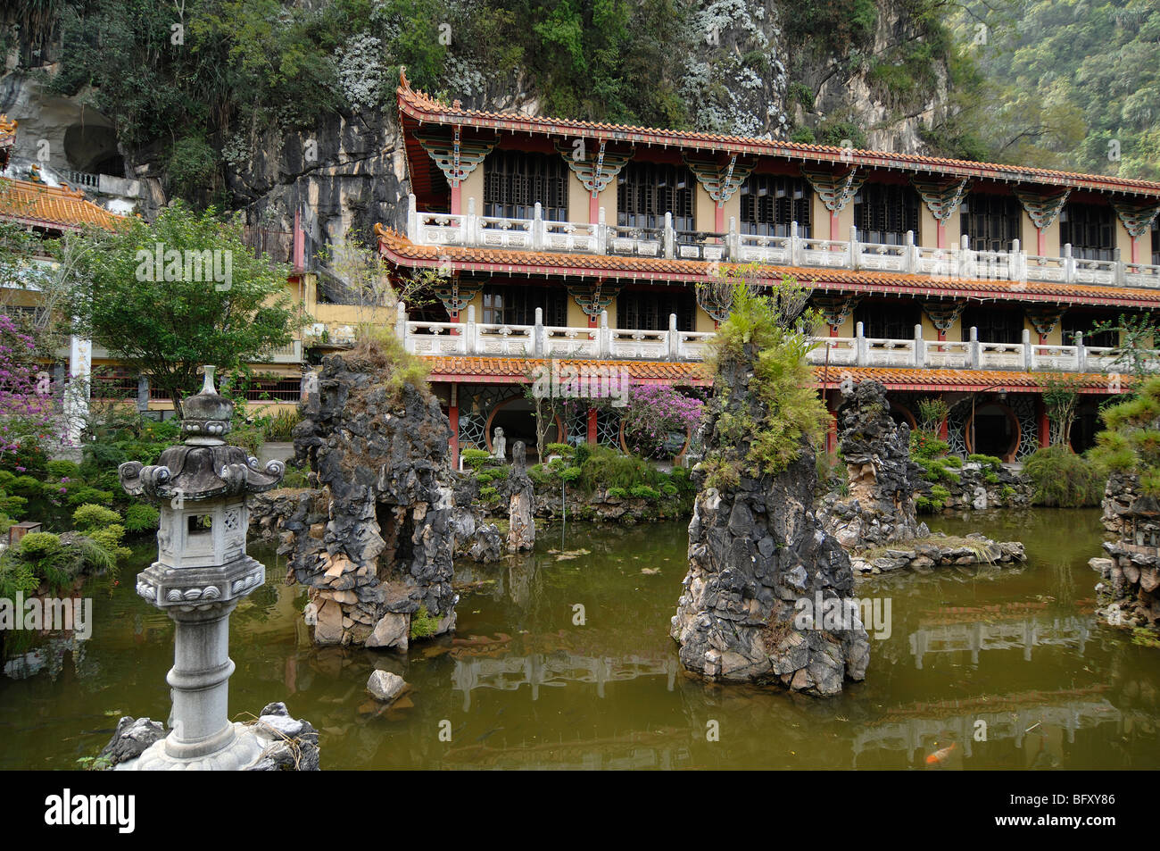 Sam Poh Tong Tempio Cinese (1950), aka tre Buddha Cave, Tao Cinese o Tempio Taoista Cave e Giardini di roccia Cinese con Pesce Ponds, Ipoh, Malesia Foto Stock