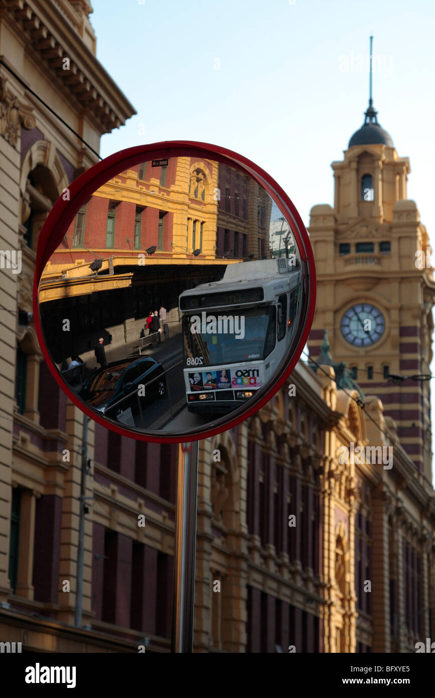 Lo specchio parabolico per driver di aiuto per vedere i pedoni e altro traffico Flinders St Melbourne Australia Foto Stock