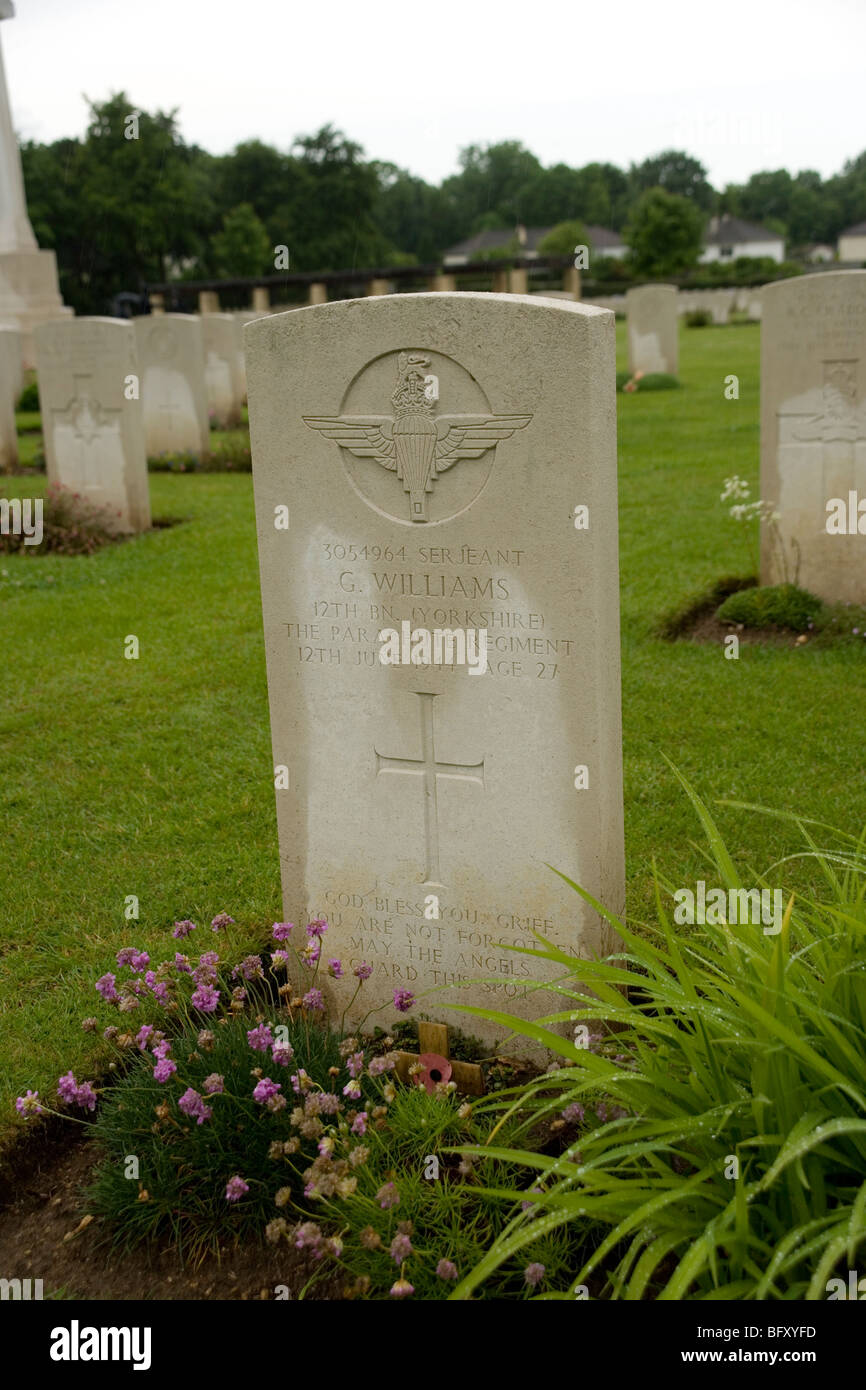 Tomba del sergente Williams al cimitero Ranville un British Airborne cimitero derivanti dalle battaglie del D Giorno, Normandia 1944 Foto Stock