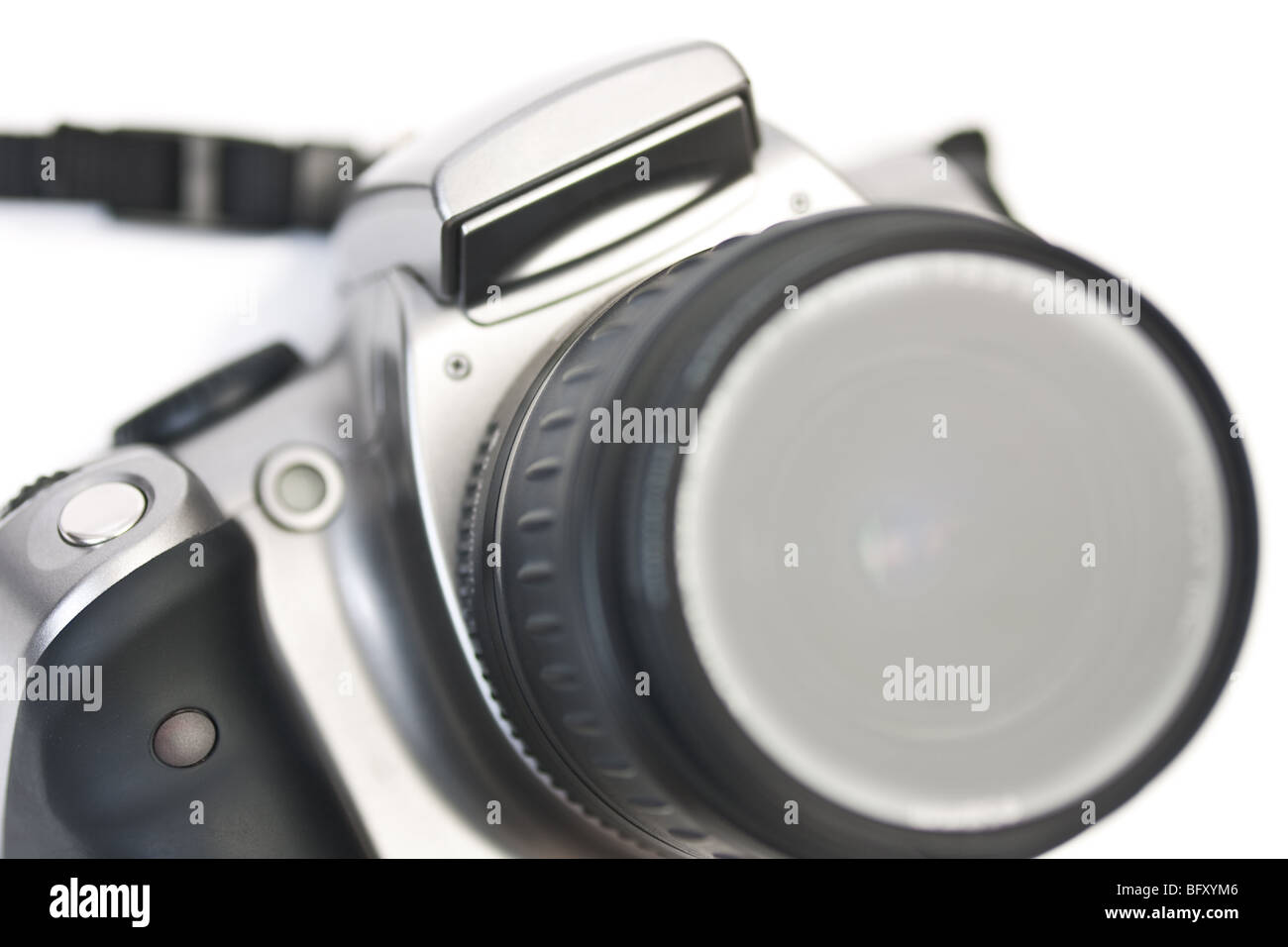 Un primo piano di una fotocamera reflex digitale, shot nella lente, con focus sull'impugnatura, isolato su bianco. Foto Stock