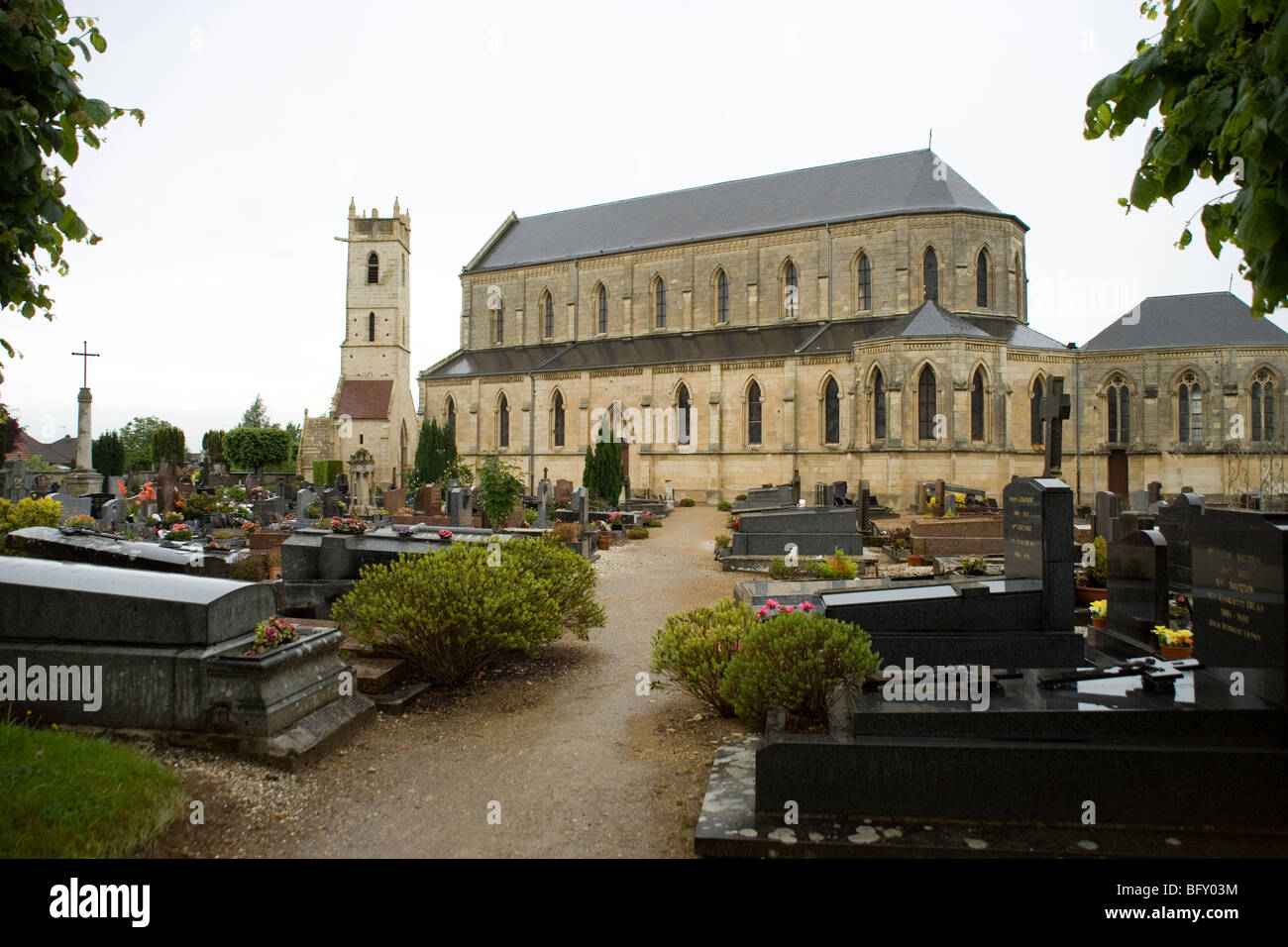 Ranville chiesa e cimitero di un British Airborne cimitero derivanti dalle battaglie del D Giorno, Normandia 1944 Foto Stock