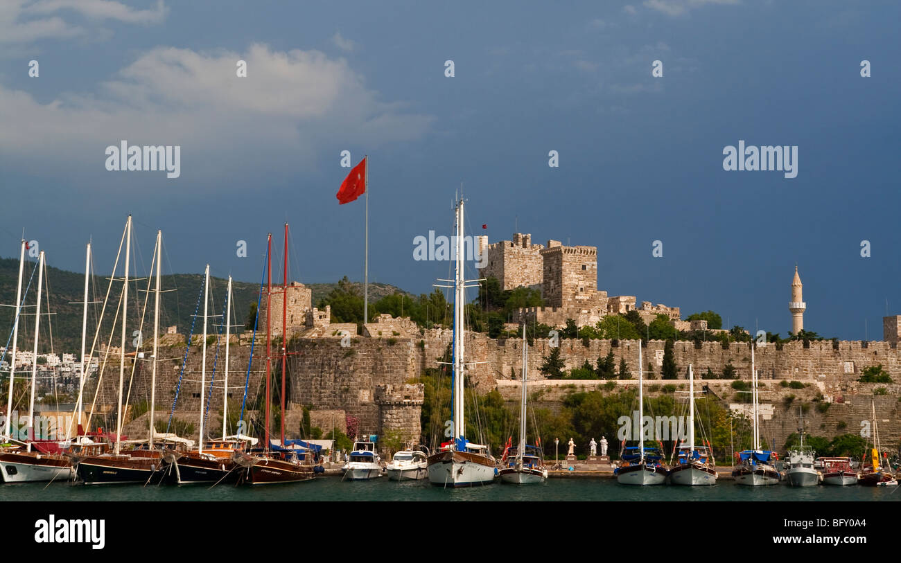 Il Castello dei Crociati di San Pietro e dalla zona del porto a Bodrum in Turchia una volta conosciuta come Alicarnasso Foto Stock